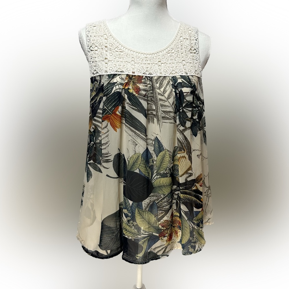 Hazel summer top with a beautiful laced collar. Size M